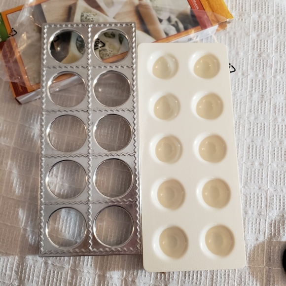 NIB FOX RUN ravioli maker - Picture 3 of 4